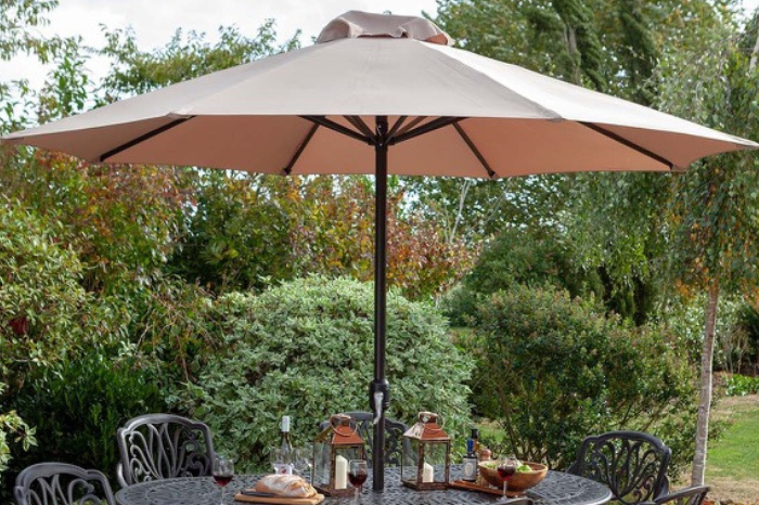 Amalfi 6 Seat Round Dining Set parasol