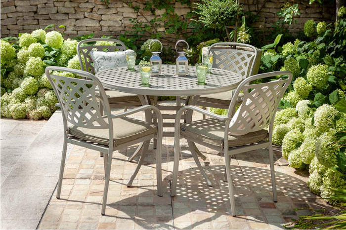 Berkley 4 Seat Dining Set in Maize and Wheatgrass in the garden
