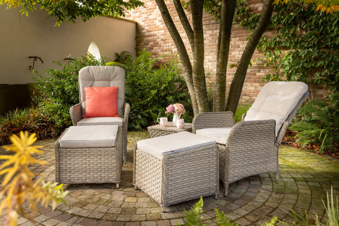 Eton Reclining Companion Set in a garden setting
